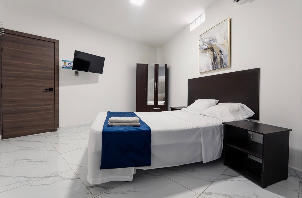 Habitación matrimonial con Smart TV empotrada y armario